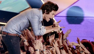 One Direction, Miley Cyrus Kick Off MTV Video Music Awards Summer Song Celebration